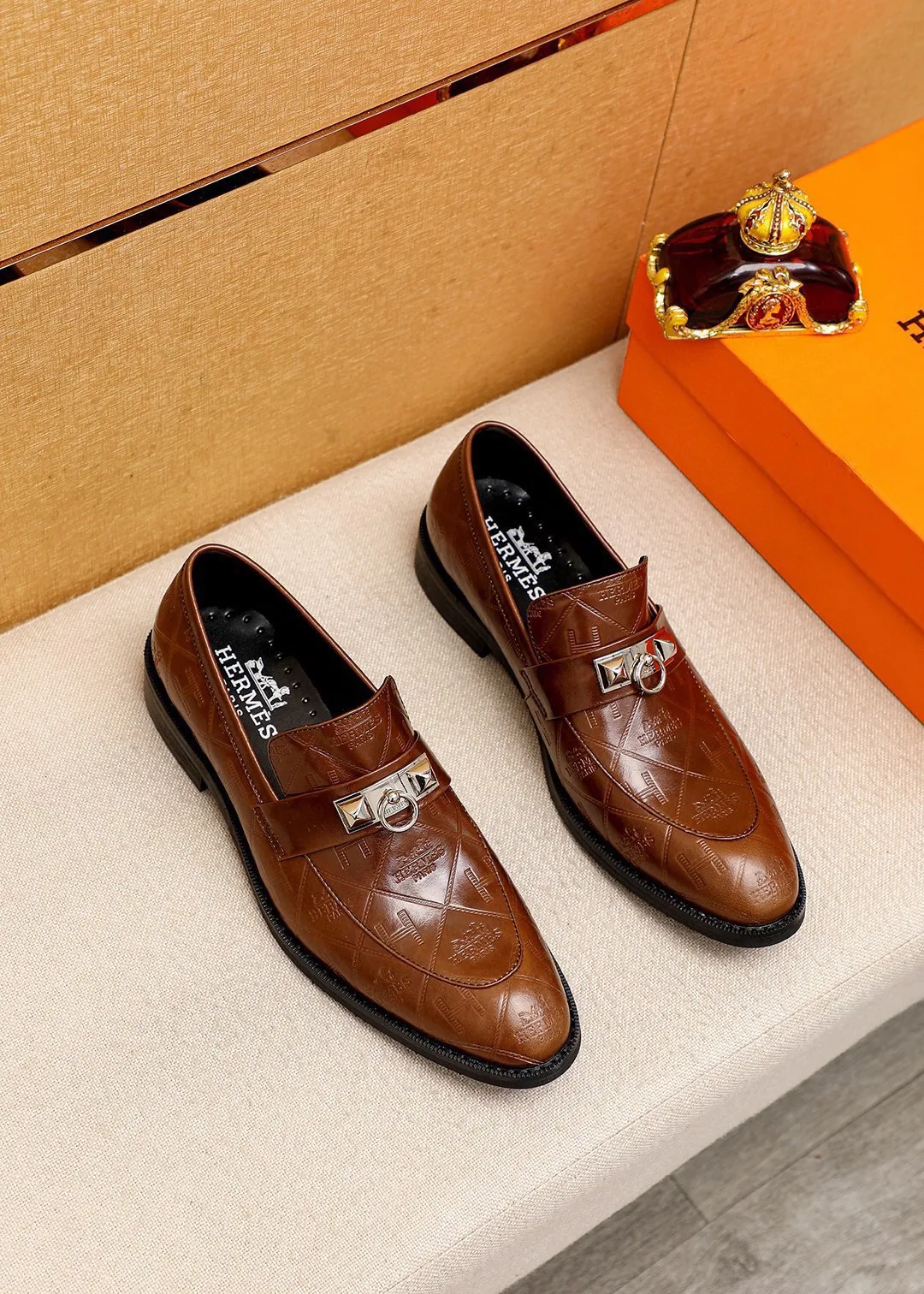 Men's shoes 💰480 💐 Product trademark: HERMES "Hermès" casual leather shoes Regular size: 38-44 (45🉑️customized) Product materials: Selected imported first-layer calfskin embossed upper + classic hardware buckle, imported water-dyed 🐂 cowhide lining. Strong three-dimensional visual effect, non-slip and wear-resistant combination outsole Color: 2⃣️colors available